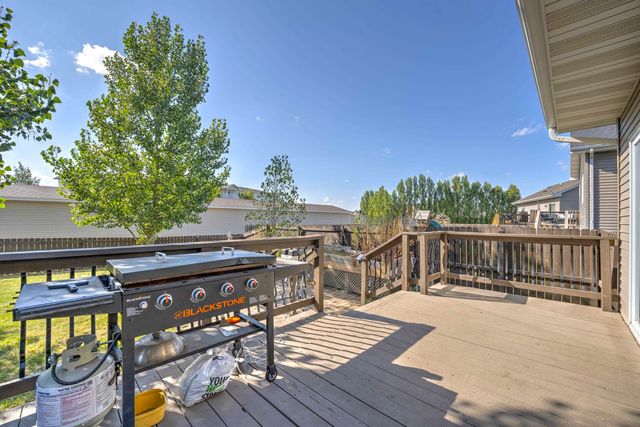 1908 26th St SW, Minot, ND 58701