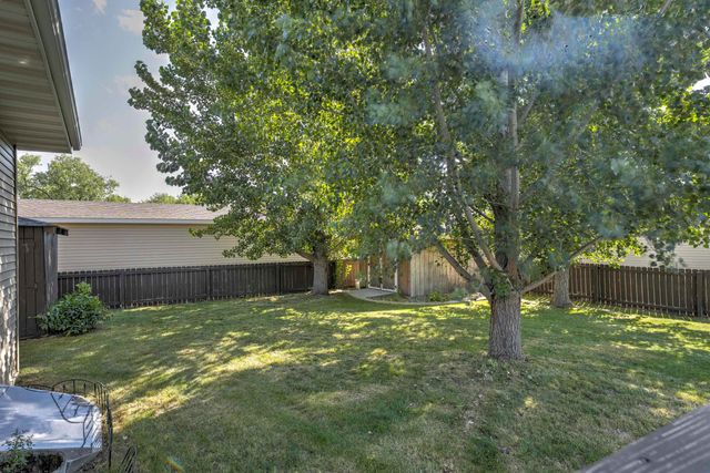 1908 26th St SW, Minot, ND 58701
