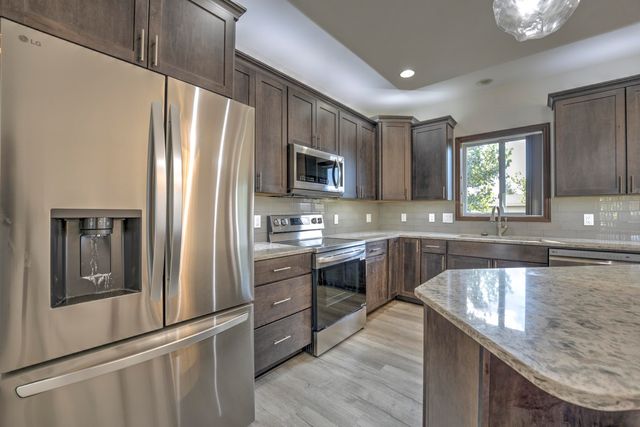 1908 26th St SW, Minot, ND 58701