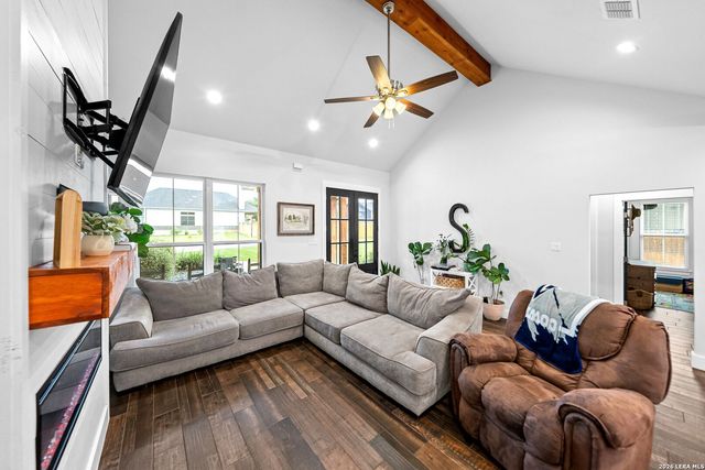 156 Woodbridge Dr, La Vernia, TX 78121