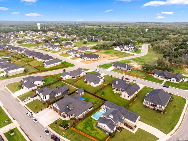 156 Woodbridge Dr, La Vernia, TX 78121