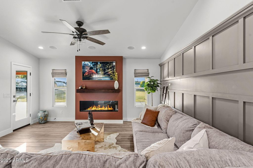 Image 8 of property listing at 7336 N 181ST Avenue, Waddell, AZ 85355