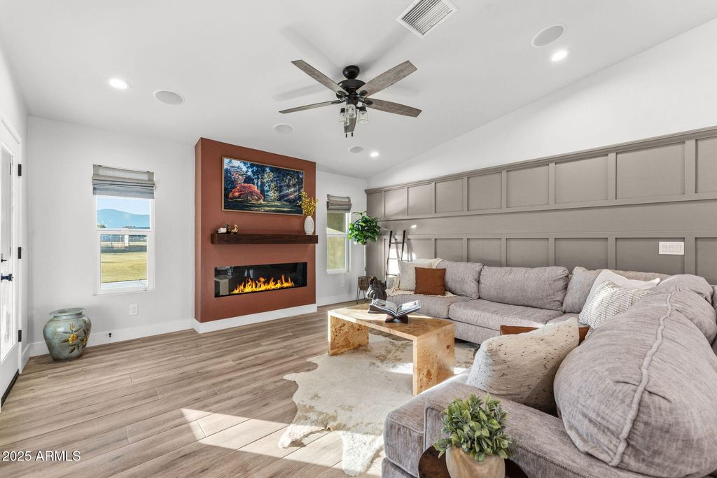 Image 9 of property listing at 7336 N 181ST Avenue, Waddell, AZ 85355