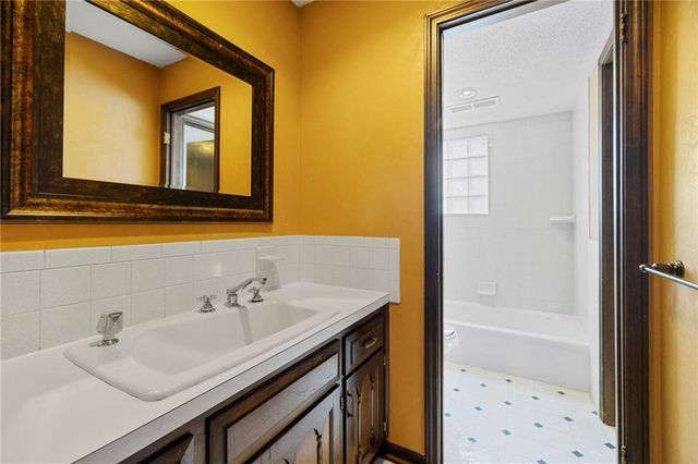 7616 NW Eastside Drive, Weatherby Lake, MO 64152