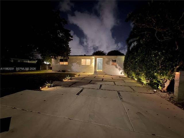 930 NW 145th Ter, Miami, FL 33168