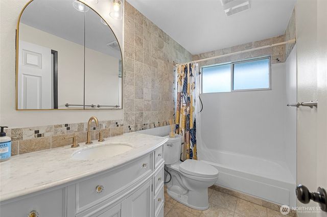 953 NW Illahee Drive, Oak Harbor, WA 98277