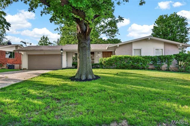 3255 Classic Drive, Florissant, MO 63033
