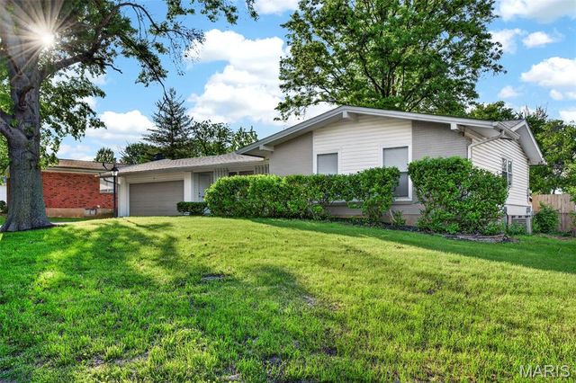 3255 Classic Drive, Florissant, MO 63033