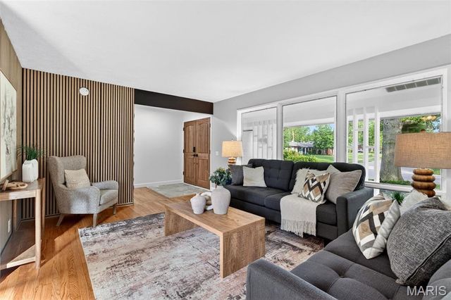 3255 Classic Drive, Florissant, MO 63033