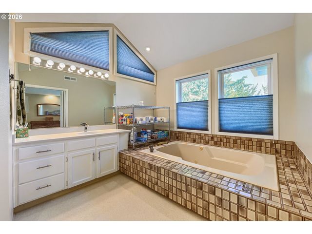2902 Sw ORCHARD HILL Pl, Lake Oswego, OR 97035