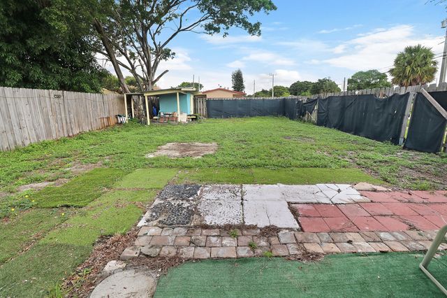 207 SW 4TH Street, Deerfield Beach, FL 33441