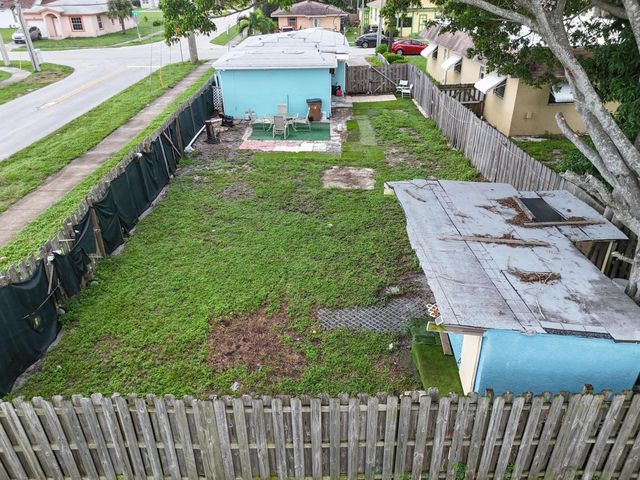 207 SW 4TH Street, Deerfield Beach, FL 33441