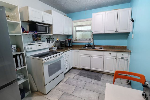 207 SW 4TH Street, Deerfield Beach, FL 33441