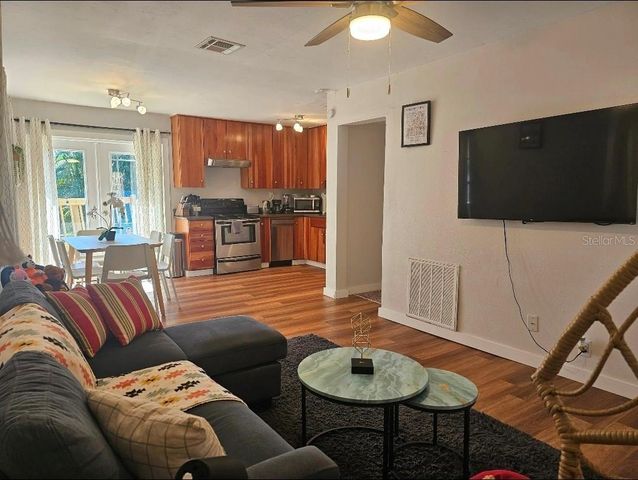 2015 OAKWOOD AVENUE, Tampa, FL 33605