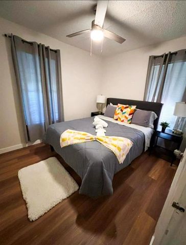 2015 OAKWOOD AVENUE, Tampa, FL 33605