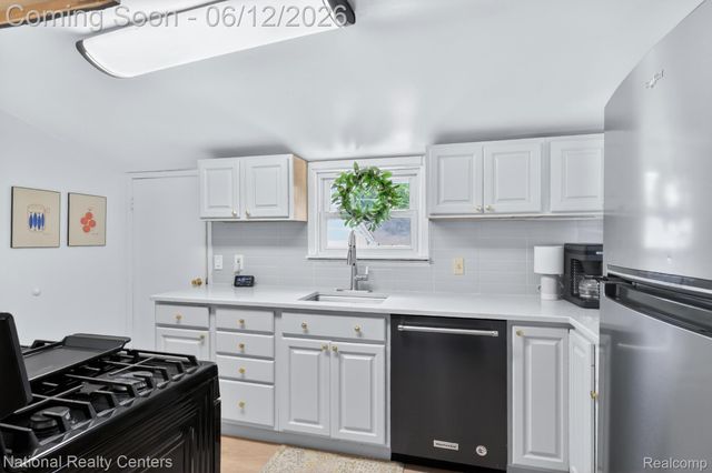 2465 Fairbury, Wixom, MI 48393
