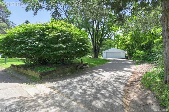 2465 Fairbury, Wixom, MI 48393