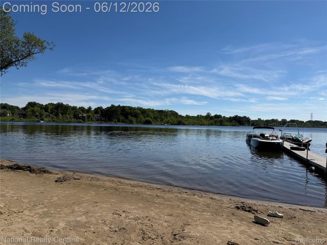2465 Fairbury, Wixom, MI 48393