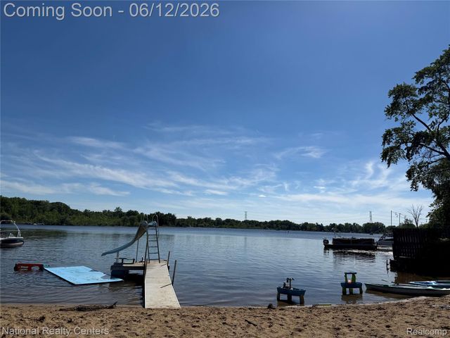 2465 Fairbury, Wixom, MI 48393