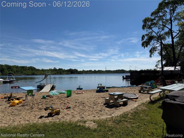 2465 Fairbury, Wixom, MI 48393