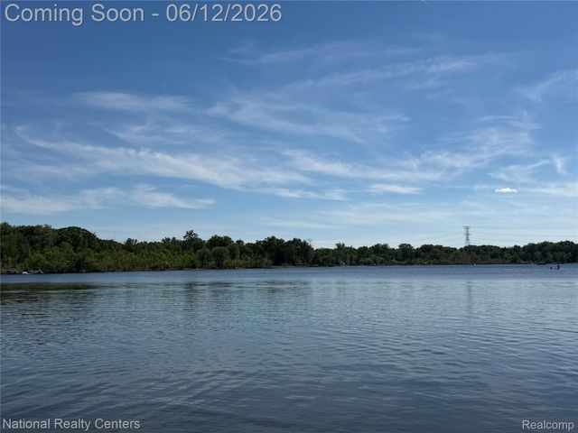2465 Fairbury, Wixom, MI 48393