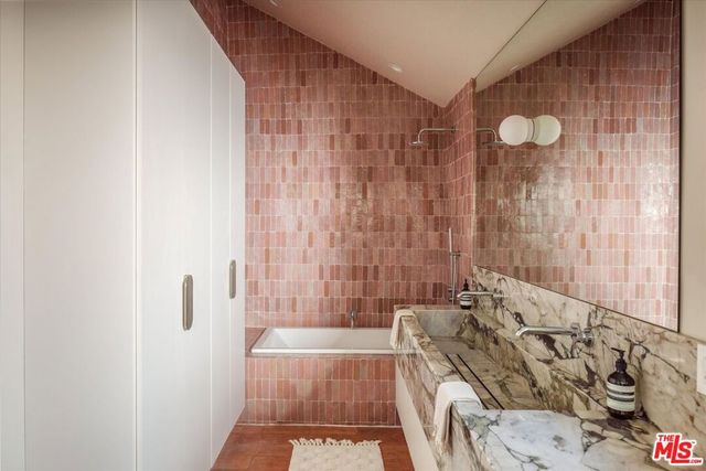 1000 Myra Avenue, Los Angeles, CA 90029