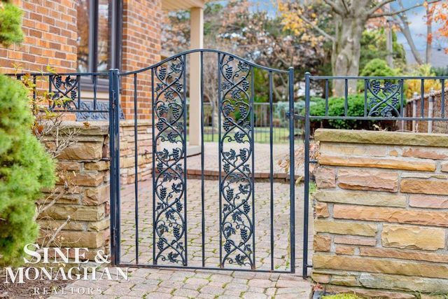 809 Fairford Road, Grosse Pointe Woods, MI 48236