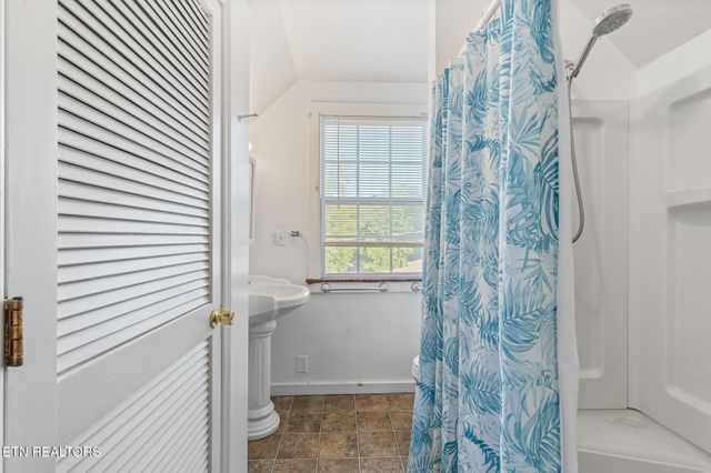 430 Ohio Ave, Etowah, TN 37331