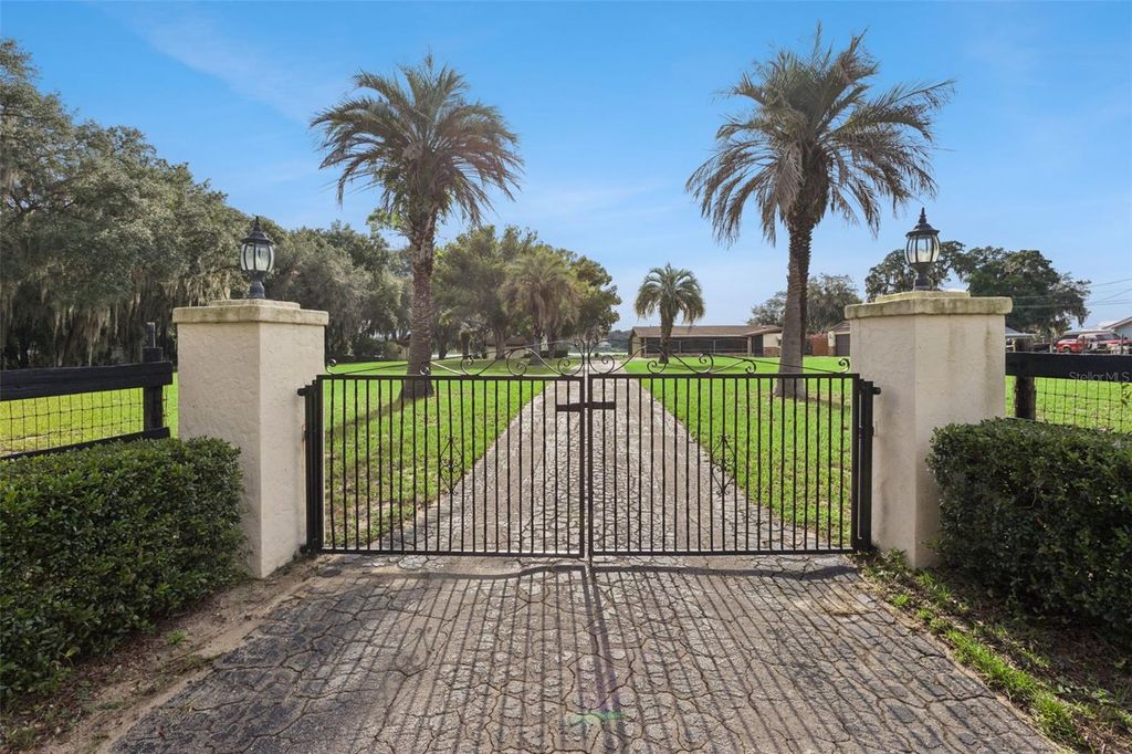 Image 3 of property listing at 10617 SE 95TH TERRACE, Belleview, FL 34420