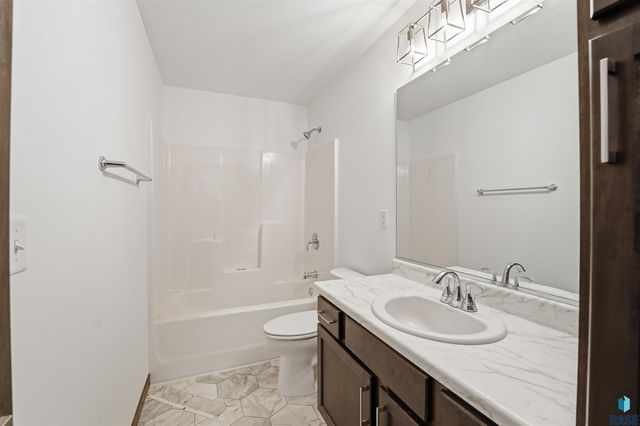 6906 E Brooks Edge Pl Place, Sioux Falls, SD 57110