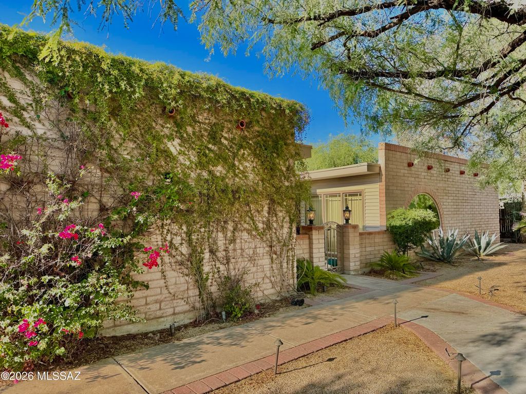 9431 E Walnut Tree Circle, Tucson, AZ 85749