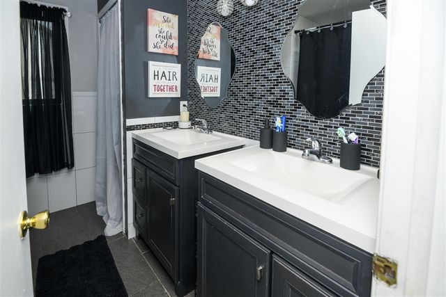 3242 Salem Drive, Rochester Hills, MI 48306