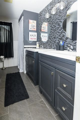 3242 Salem Drive, Rochester Hills, MI 48306