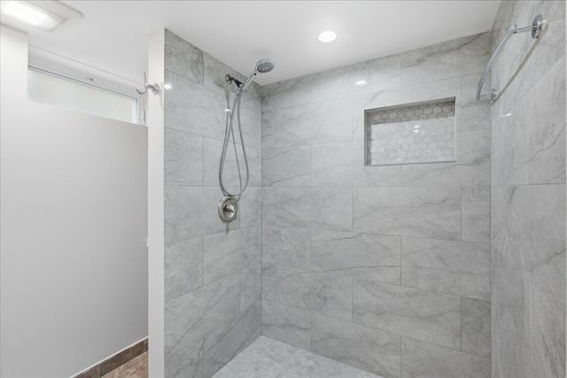 6936 W Oakton Court, Niles, IL 60714