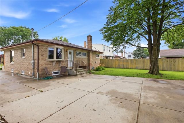 6936 W Oakton Court, Niles, IL 60714