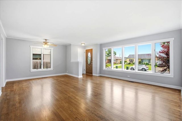 6936 W Oakton Court, Niles, IL 60714