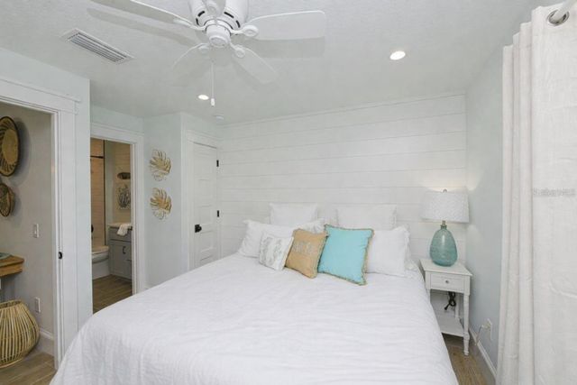 332 AVENIDA DE MAYO, Sarasota, FL 34242