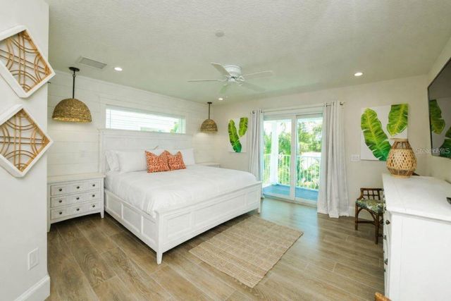 332 AVENIDA DE MAYO, Sarasota, FL 34242