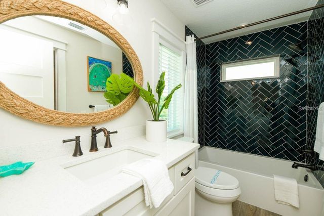 332 AVENIDA DE MAYO, Sarasota, FL 34242