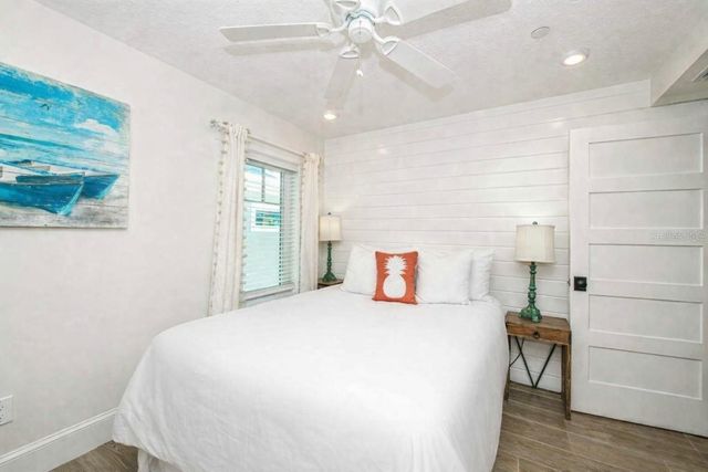 332 AVENIDA DE MAYO, Sarasota, FL 34242