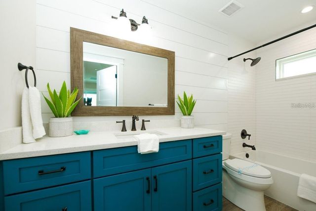 332 AVENIDA DE MAYO, Sarasota, FL 34242