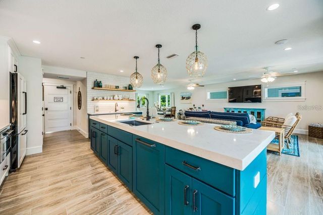 332 AVENIDA DE MAYO, Sarasota, FL 34242