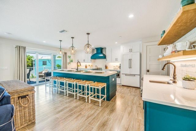 332 AVENIDA DE MAYO, Sarasota, FL 34242