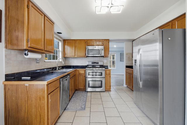 18 Truman Lane, Streamwood, IL 60107