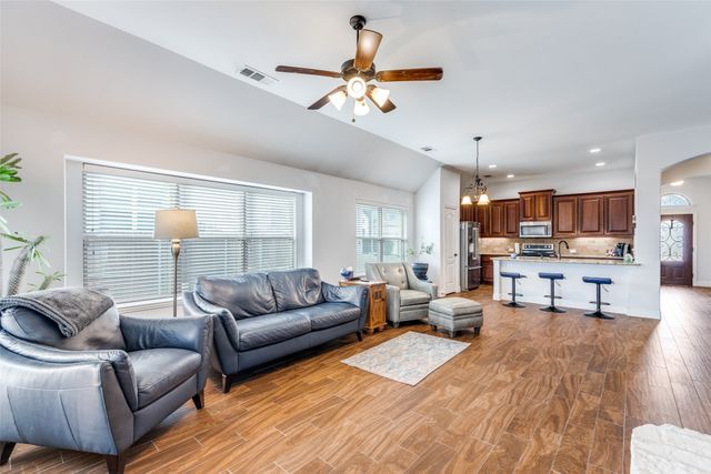 513 Thompson Drive, Van Alstyne, TX 75495