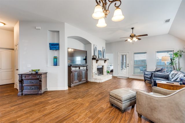 513 Thompson Drive, Van Alstyne, TX 75495