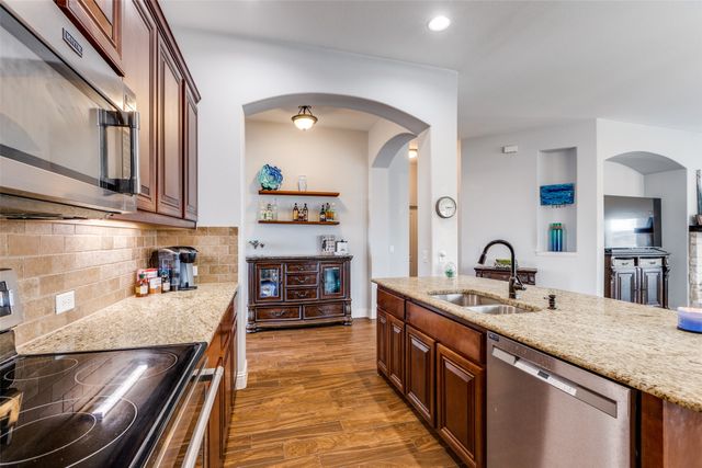 513 Thompson Drive, Van Alstyne, TX 75495