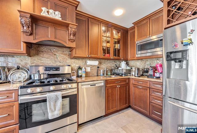 16 Grand Cove Way C16, Edgewater, NJ 07020