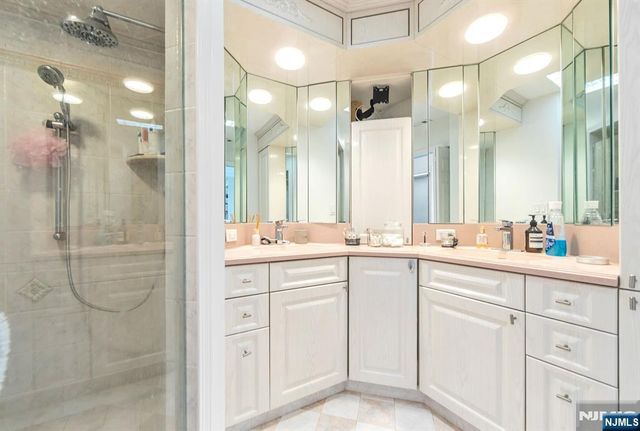 16 Grand Cove Way C16, Edgewater, NJ 07020