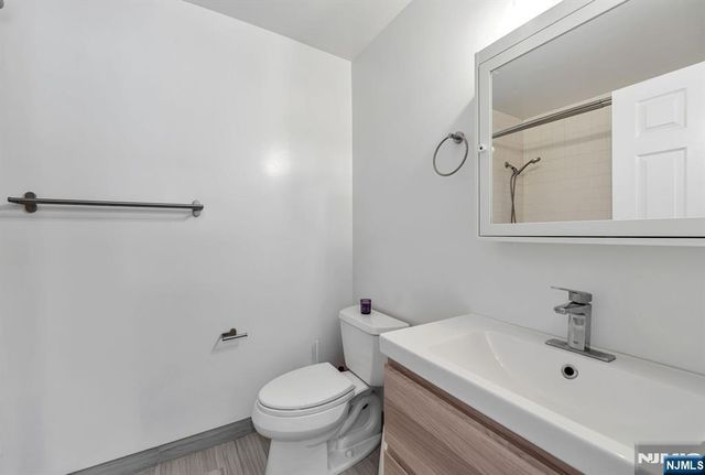 16 Grand Cove Way C16, Edgewater, NJ 07020